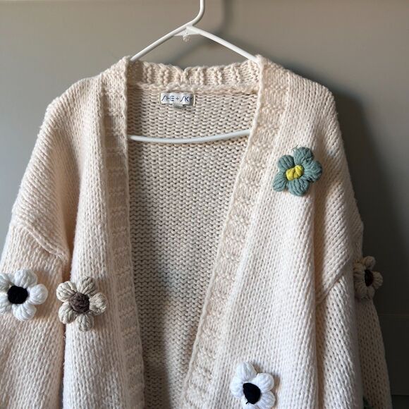 She + Sky 3D Flower Cardigan Sweater Medium Beige Chunky Knit Cottagecore Floral - Picture 2 of 10